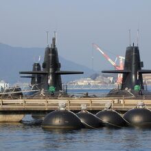 当たり前のように潜水艦が並ぶ風景