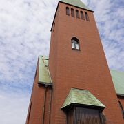 大浦天主堂の近くに建つレンガ色の教会