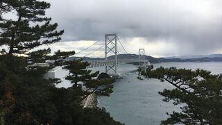 淡路島から四国へ！鳴門海峡にかかる全長1629mの吊り橋