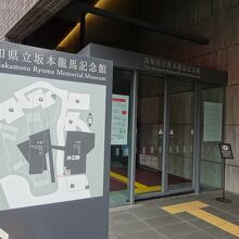 入口は右側の建物