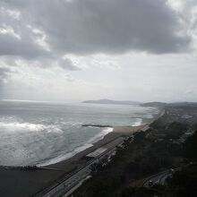 館内から桂浜を見渡す