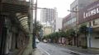 車道横の歩道の上にアーケードがあります。