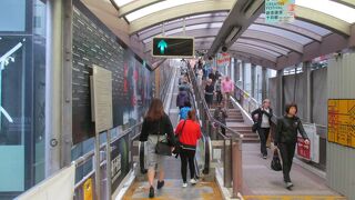 ヒルサイド エスカレーターは向かって右に立つ