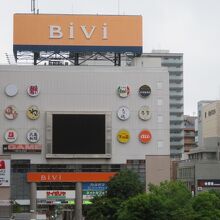 目立つ看板です