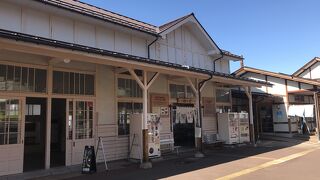「旧湯田中温泉駅舎・楓の舘」と「楓の湯「」は隣通しです。