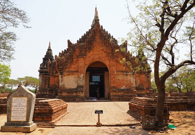 素晴らしい壁画と背後にナーガが描かれた金色の立像のある：ナガーヨン寺院