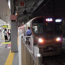 ホームドアが設置された大阪駅