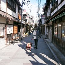 昔ながらの店が建ち並びます