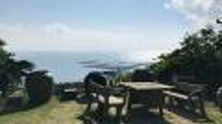 カフェのとなりの広場