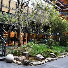 人工庭園がある商業施設