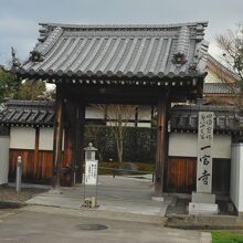 郊外にあるお寺だ