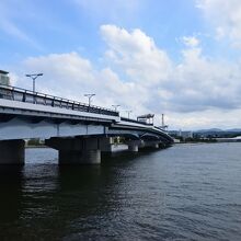 きれいなアーチを描く宍道湖大橋