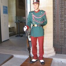 プッブリコ宮の入口に立つ衛兵