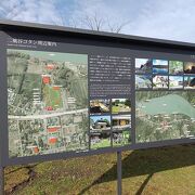 施設が集まる広々とした公園