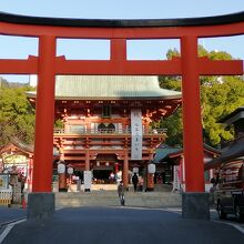 商店街を曲がるとすぐに目につきます。