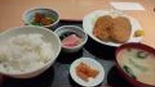 夜も定食をやっている