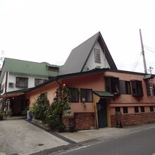 三角屋根のメルヘンチックなかわいいお宿です。