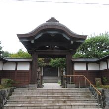 必見の山門です