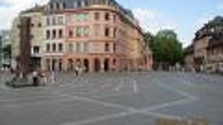 広場の中心にある柱