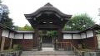 山門が見事です