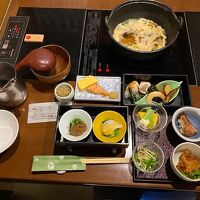 ご飯とお味噌汁以外はビュッフェ式。種類も豊富でした。