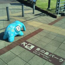 可愛らしい子像が導いてくれます