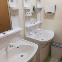 ペーパータオル完備の共用の洗面台