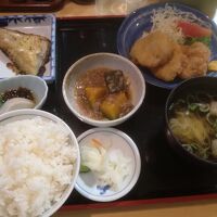 夕食。ボリュームはありました。