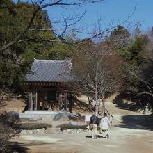 ロープウエー駅と仁王門の間にある