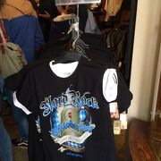 ハードロックカフェでオクトーバーフェストのロゴが入った限定Ｔシャツとピンバッチをお土産に！