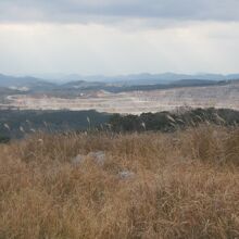 龍護峰山頂から秋吉台と逆方向には、石灰岩の切り出し風景も！