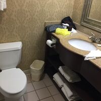 狭すぎではありませんが、狭めです。