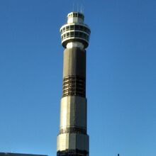 改修工事中の横浜マリンタワー