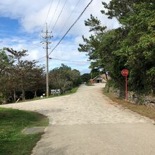 里の中はのどかですが車も走っているので注意。帽子か日傘を