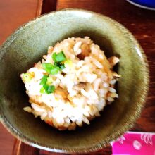 ジューシー・炊き込みご飯の鶏が豚になった感じ。出汁は鰹と豚肉