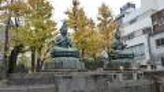 背後に黄色に色づいた銀杏の木が