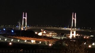 客船が下をくぐっていきました