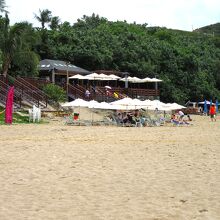 シーザーパークホテル経営のビーチバーがあります。