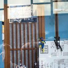店頭のフィギュアと駅名標