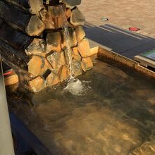 天然温泉かけ流しの「足湯」