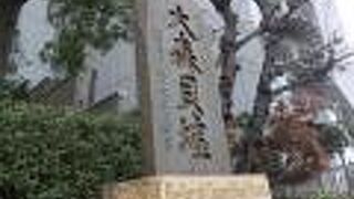 ビルの裏手、線路沿いにありました