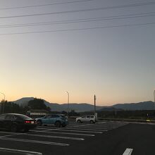 駐車場も広いですし、日暮れ時の風景には癒されますよ