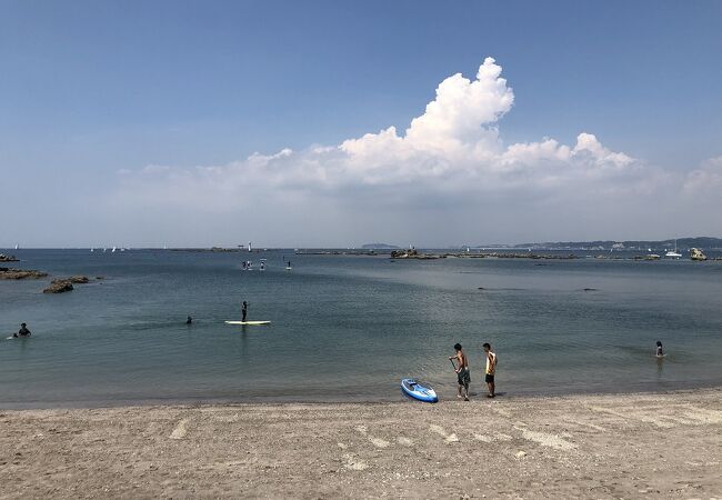 名島へ続く岩場が、横から見られるところ