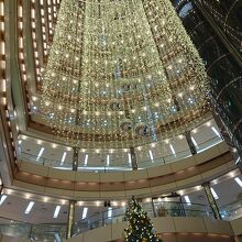 ツリーの上の吹き抜けに下がっていたイルミネーション