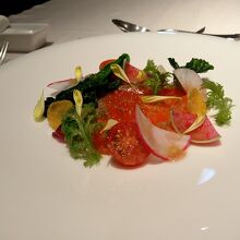 前菜：静岡県猪之頭産の鱒のカルパッチョ