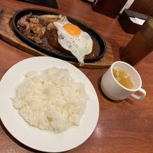 ハンバーグ＆サイコロステーキ目玉焼きトッピング