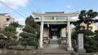 善行駅前の急坂の途中にある