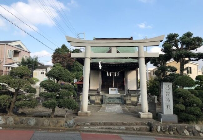 善行駅前の急坂の途中にある