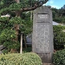 横須賀線に向かって建っている