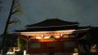 夜間はライトアップされています。